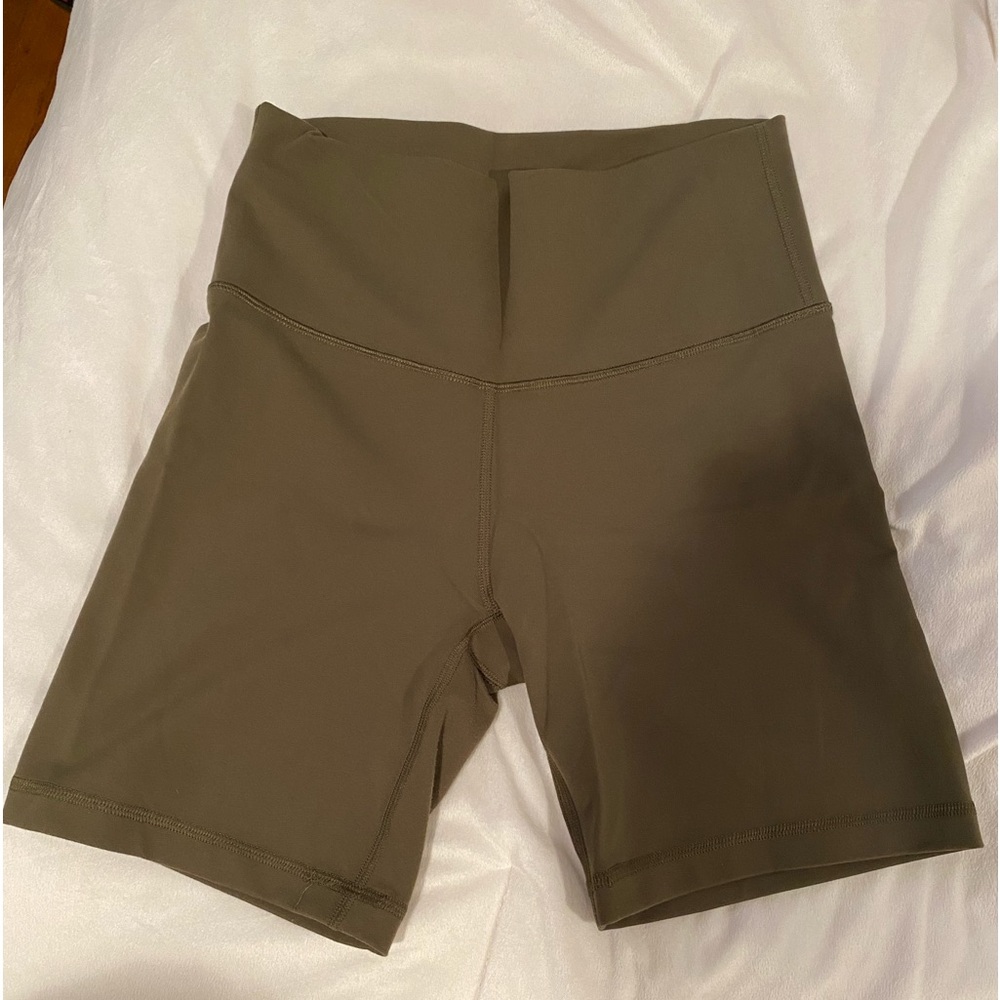 Aritizia biker shorts. never worn. 10/10 condition. no tags